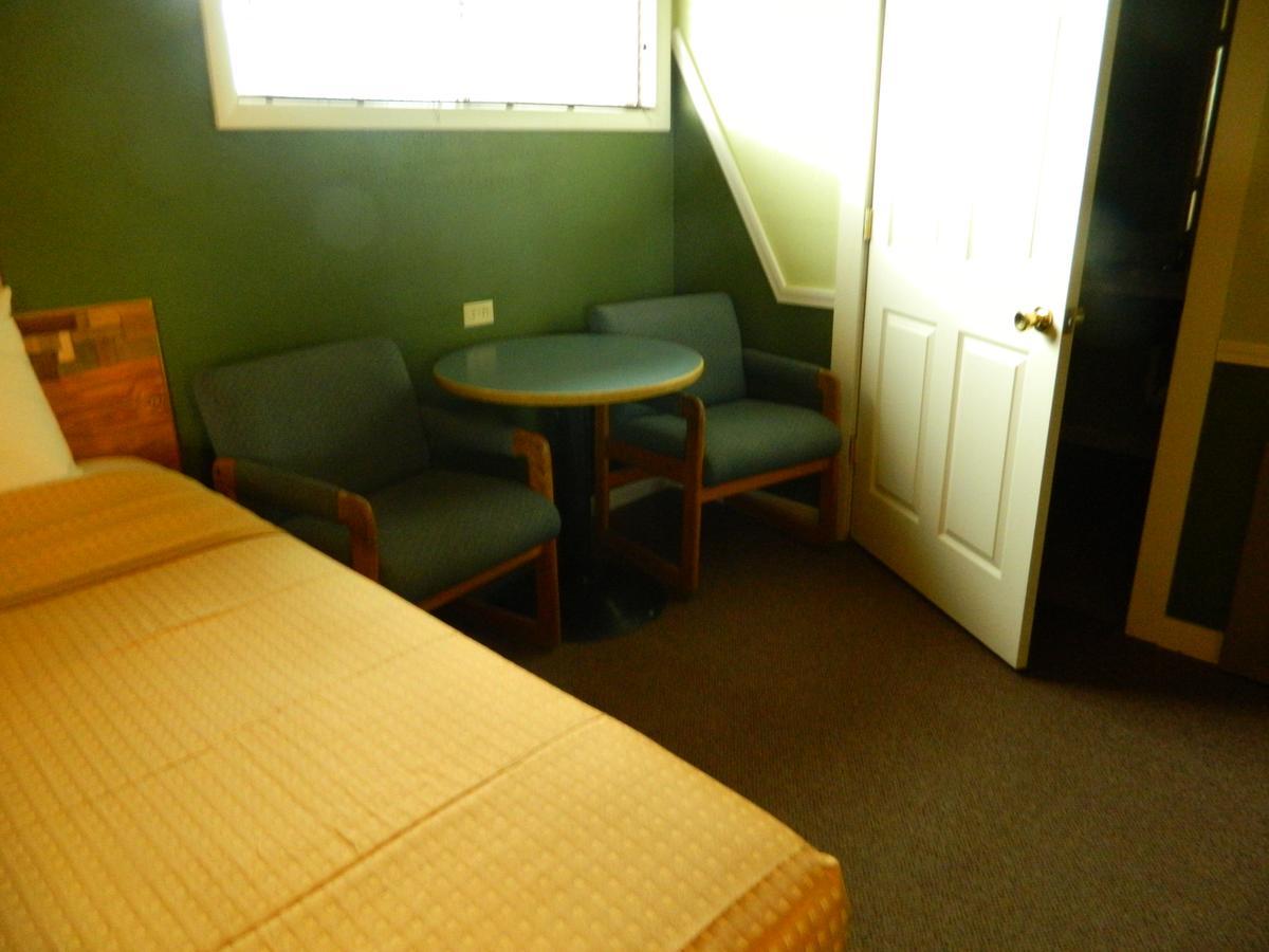 Country Motor Inn Ливингстън Екстериор снимка