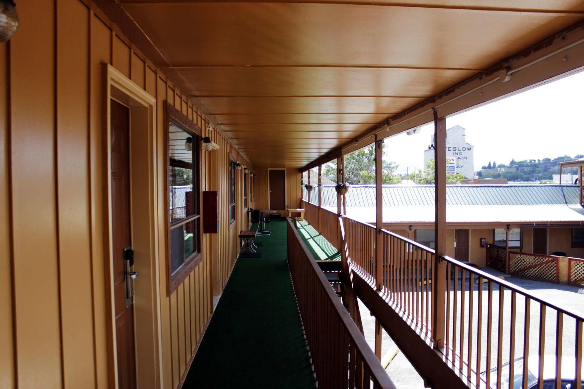 Country Motor Inn Ливингстън Екстериор снимка